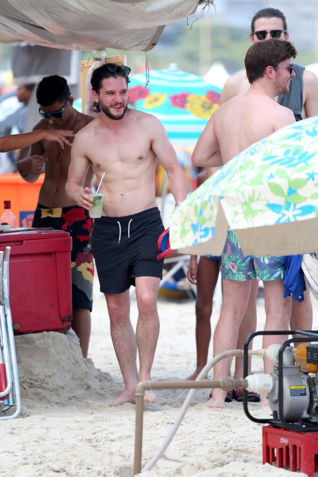 Kit Harington bebe caipirinha (Foto: André Freitas e Gabriel Reis / AgNews)