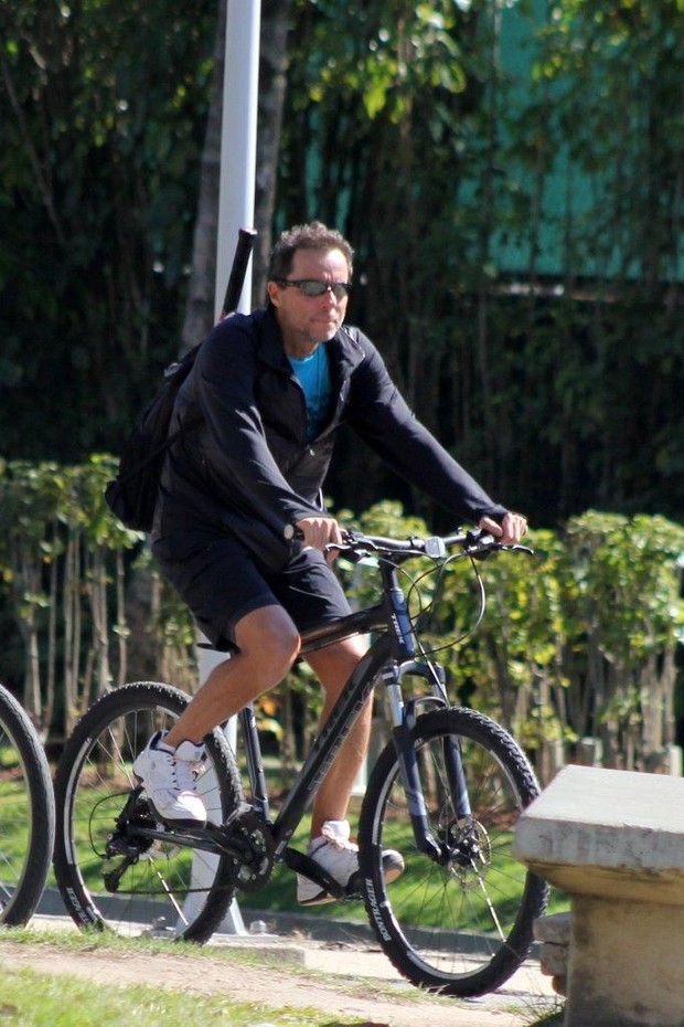 Tony Belloto andando de bicicleta (Foto: JC Pereira/AgNews)