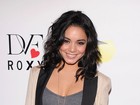 Vanessa Hudgens usa look comportado em Nova York