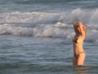 Letícia Spiller se exercita em praia no Rio e toma banho de mar