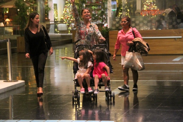 Giovanna Antonelli passeia com as filhas em hopping carioca (Foto: Daniel Delmiro/AgNews)