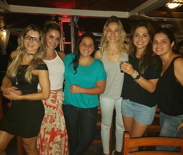 Fernanda Gentil e Priscila Montandon (de blusa preta e short jeans) curtem noite sertaneja (Foto: Instagram / Reprodução)