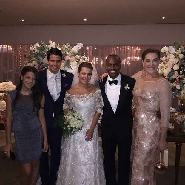  Claudia Raia com os filhos e os noivos, Fernanda Souza e Thiaguinho (Foto: Reprodução/ Instagram)