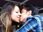 Thammy Miranda dá beijo e ganha da namorada uma mordidinha na boca 