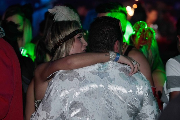 Andressa Urach é vista abraçando homem em festa (Foto: AgNews/AgNews)