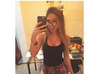 Carolina Portaluppi faz selfie no espelho mostrando decote