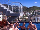 Paula Fernandes curte dia de sol com os amigos na piscina: 'Férias'
