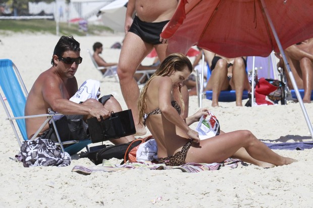 Carolina Dieckmann e Bruno De Luca na praia (Foto: Dilson Silva / AgNews)