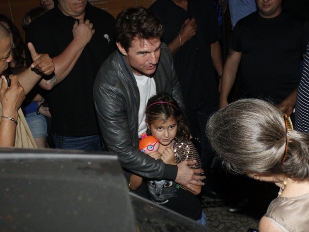 Tom Cruise posa com fã após jantar em restaurante na Zona Sul do Rio (Foto: Marcos Ferreira e Clayton Militão/ Foto Rio News)
