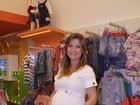 Com barrigão de sete meses, Bárbara Borges escolhe roupas para o filho