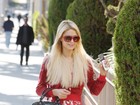 Paris Hilton combina óculos com cor da roupa em passeio