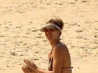 Fernanda Lima aproveita sol de outono para curtir praia com os filhos