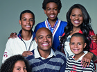 Anderson Silva posa com os cinco filhos