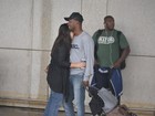 Thiaguinho e Fernanda Souza trocam carinhos em aeroporto do Rio