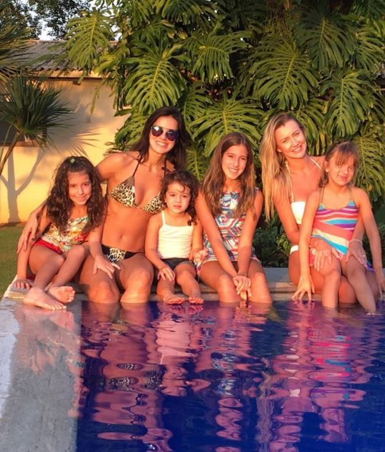 Ana Paula Siebert, Rafa Justus, Vera Viel e filhas na piscina (Foto: Instagram / Reprodução)