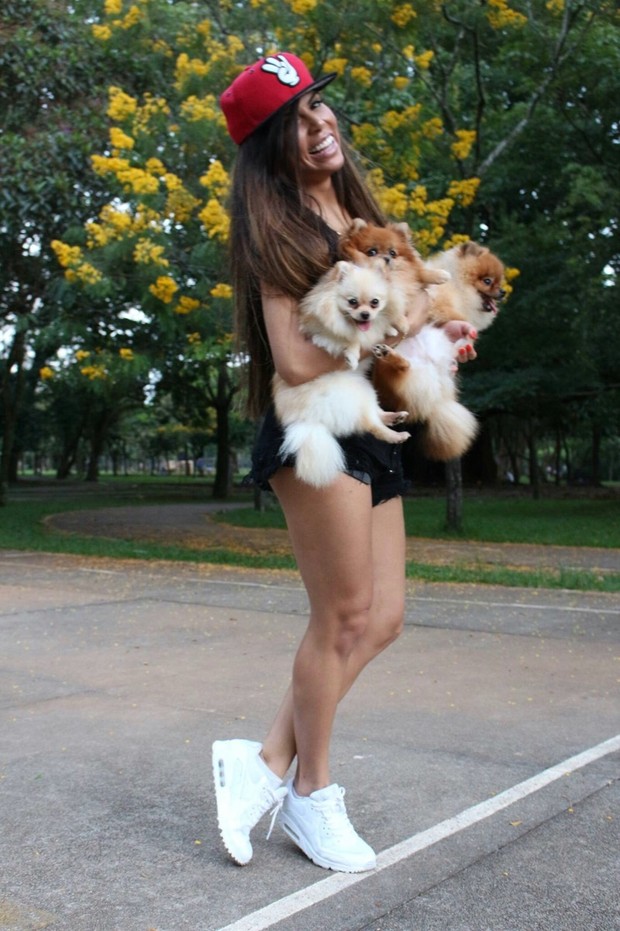 Priscila Rocha posa com seus cães (Foto: Reprodução/Arquivo Pessoal)