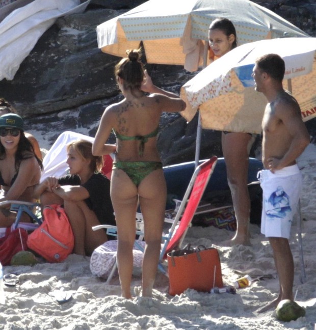 Paula Morais curte praia no Rio com amigos (Foto: Marcus Pavao / AgNews)