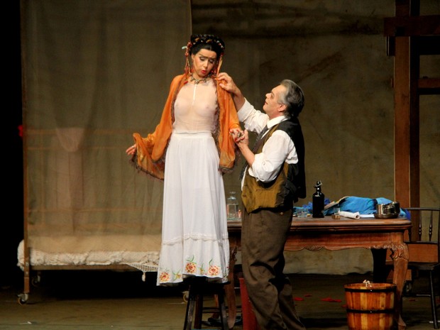 José Rubens Chachá e Leona Cavalli em ação em peça na Zona Sul do Rio (Foto: Daniel Delmiro/ Ag. News)