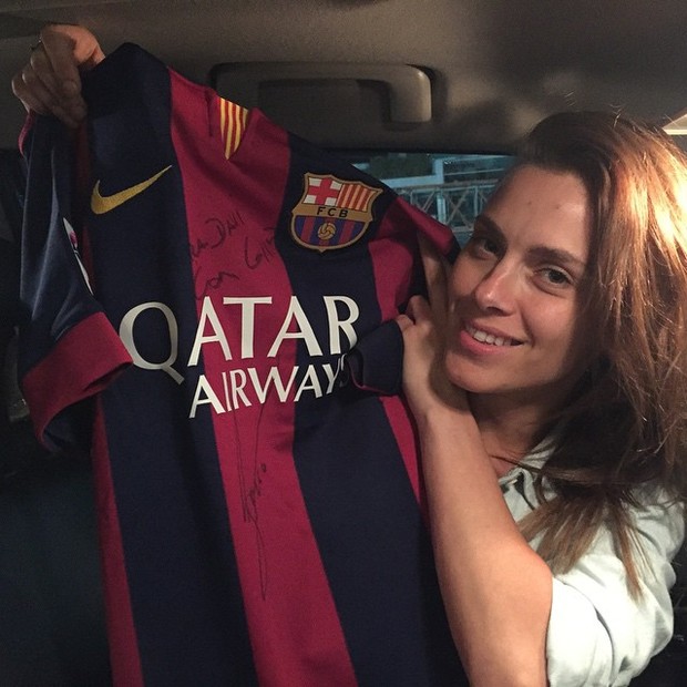 Carolina Dieckmann com camiseta autografada de Messi para o filho mais velho (Foto: Instagram)