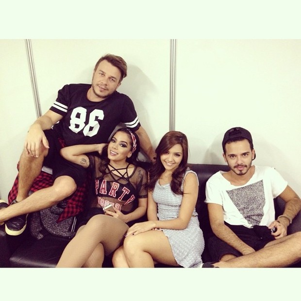 Anitta com amigos em bastidores de show em Santos, em São Paulo (Foto: Instagram/ Reprodução)