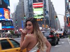 Andressa Urach posa de biquíni no meio da Times Square