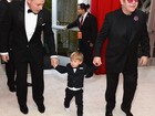 Elton John e David Furnish roubam a cena em festa com o filho