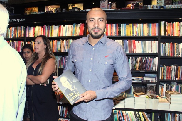Ex-BBB Fernando no lançamento da biografia de Galvão Bueno no Rio (Foto: Thyago Andrade/Fotorio News)