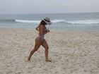 Robertha Portella exibe corpo em forma ao correr em praia do Rio