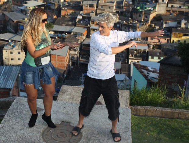 Valesca Popozuda grava com repórter da &quot;CNN&quot; no Complexo do Alemão (Foto:  Francisco Silva/AgNews)