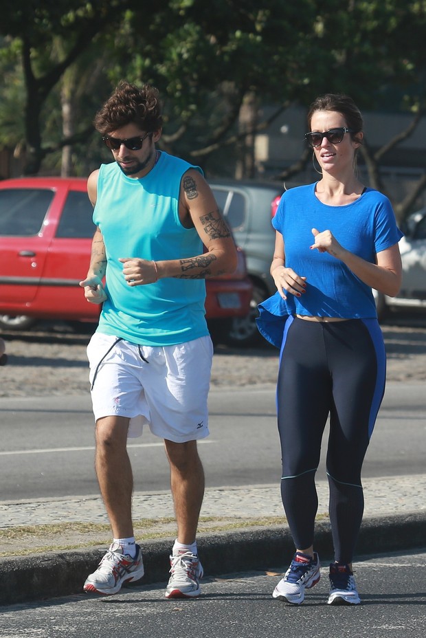 Juliana Didone corre com namorado no Rio (Foto: Dilson Silva/Ag News)