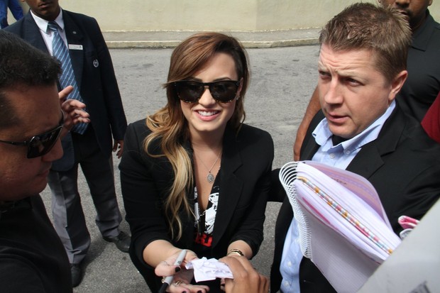 Demi Lovato atendendo fãs em São Conrado, RJ (Foto: Gabriel Reis e Delson Silva / AgNews)
