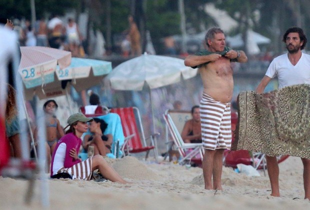 Harrison Ford na praia (Foto: André Freitas / AgNews)