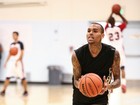 Depois de convulsão, Chris Brown joga de basquete contra a polícia