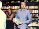 Ex-BBB Fernando vai a lançamento de livro de Galvão Bueno no Rio