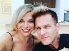 Léo Áquilla posta foto ao lado do noivo recuperado após estado grave
