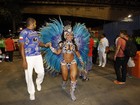 Vídeo: Raíssa Oliveira mostra samba no pé em desfile da Beija-Flor