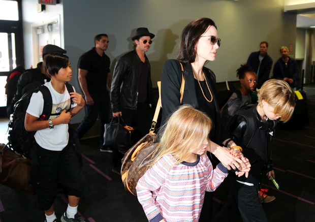 Angelina Jolie e o marido, Brad Pitt, viajam com os filhos Pax, Maddox, Vivienne, Zahar, Knox e Shiloh  (Foto: X-17)