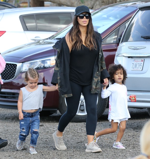 X17 - Kim Kardashian West com Penelope e North West em Los Angeles, nos Estados Unidos (Foto: X17online/ Agência)