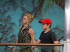 Carolina Dieckmann passeia com o filho Davi em shopping do Rio