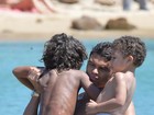 Thiago Silva curte dia de praia com a mulher e os filhos na Itália