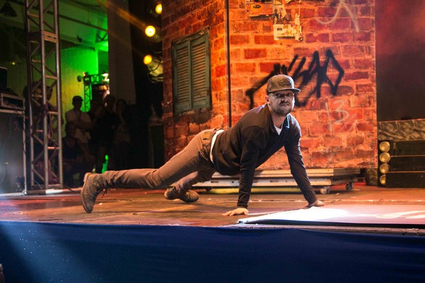 Eduardo Sterblitch, do &quot;Pânico&quot;, dança no palco em show da Anitta (Foto: Marcos Samerson / Agência We Love Photo)