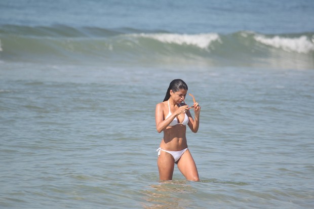 Anna Lima na praia (Foto: Dilson Silva/Agnews)