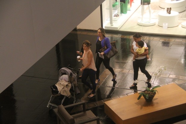 Samara Felippo passeia com filhas em shopping (Foto: Daniel Delmiro / AgNews)