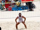 Barbudo, Thierry Figueira joga futevôlei na praia