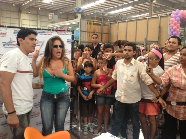 A ex-BBB Anamara esteve em um shopping de Goiânia numa tarde de autógrafos (Foto: Divulgação / Fabrício Magalhães)