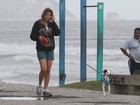 Ellen Jabour passeia com o cachorrinho na orla do Rio