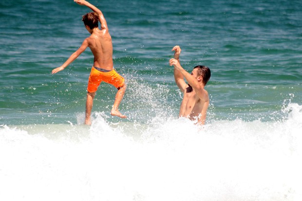  Rodrigo Hilbert se diverte com seus filhos na praia de Ipanema no Rio de Janeiro (Foto: AgNews )