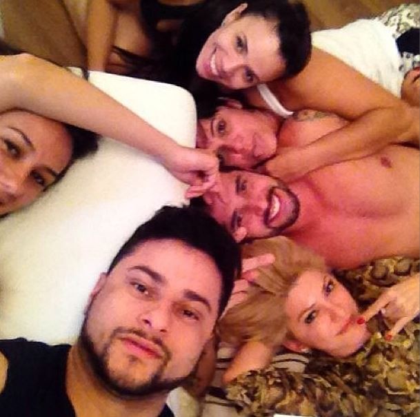 Antônia Fontenelle com Latino e amigos (Foto: Reprodução_Instagram)