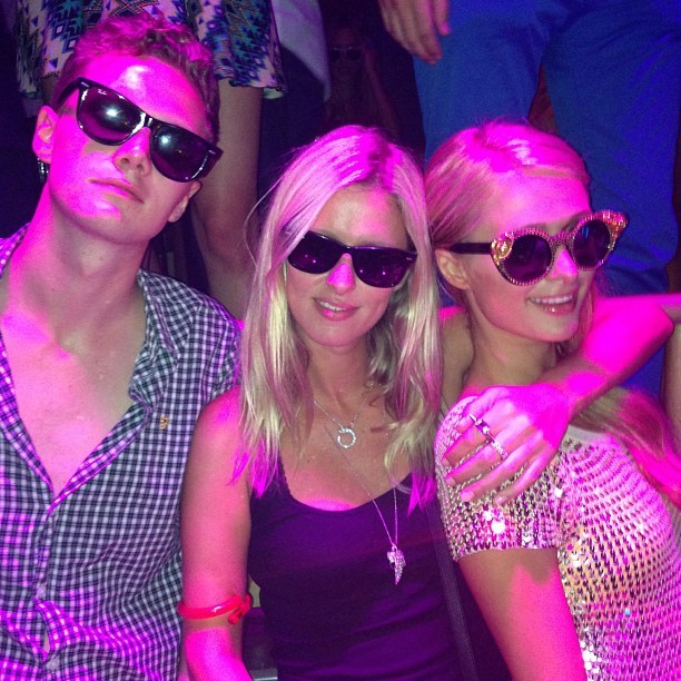 Paris Hilton com os irmãos em boate em Ibiza, na Espanha (Foto: Instagram/ Reprodução)