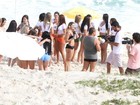 Musas do Brasileirão se reúnem na praia da Reserva, no Rio